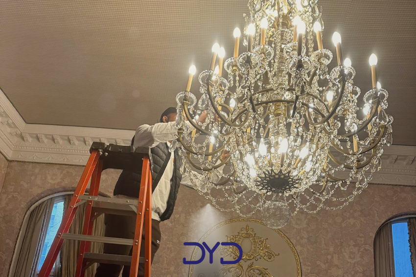 نصب و نگهداری لوستر سقف بلند