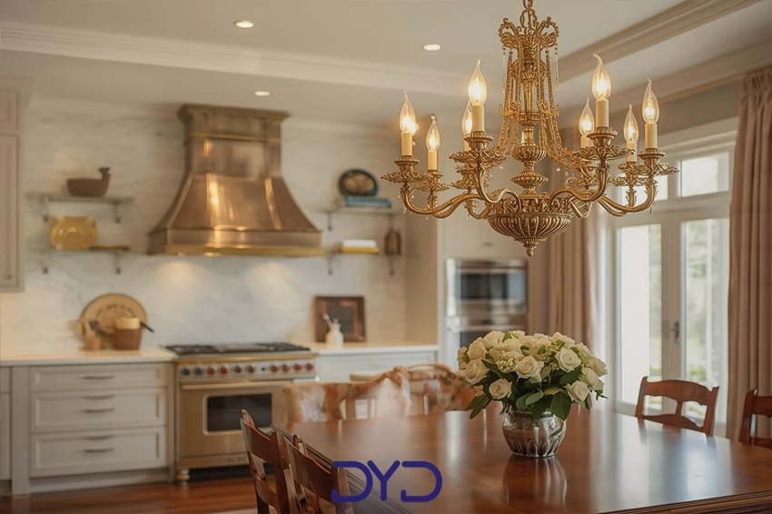 لوستر برنجی در فضای گرم و شیک