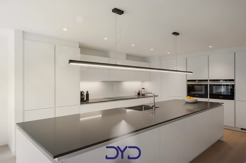 آشپزخانه با لوستر خطی مدرن