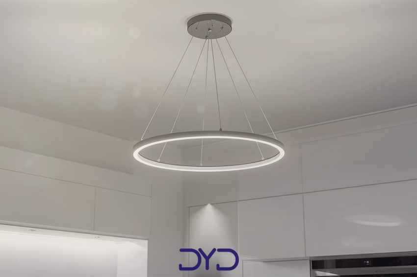 آشپزخانه مدرن با لوستر دایره ای مدرن