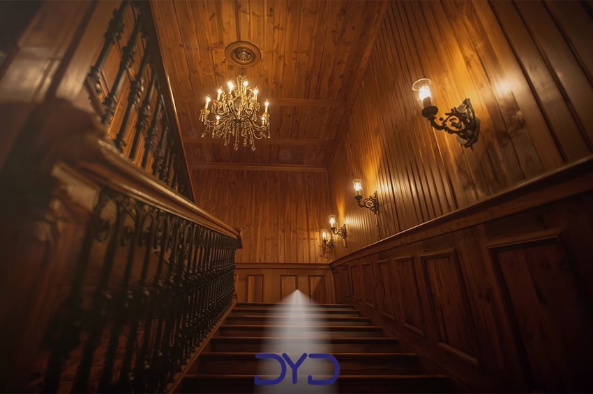 راه پله داخلی با چند لوستر دیواری نصب شده در امتداد دیوار مسیر پله ها