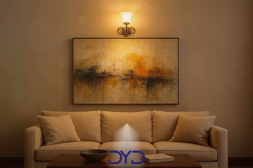 سالن پذیرایی مدرن و کلاسیک با لوستر دیواری نصب شده بالای یک تابلو هنری بزرگ