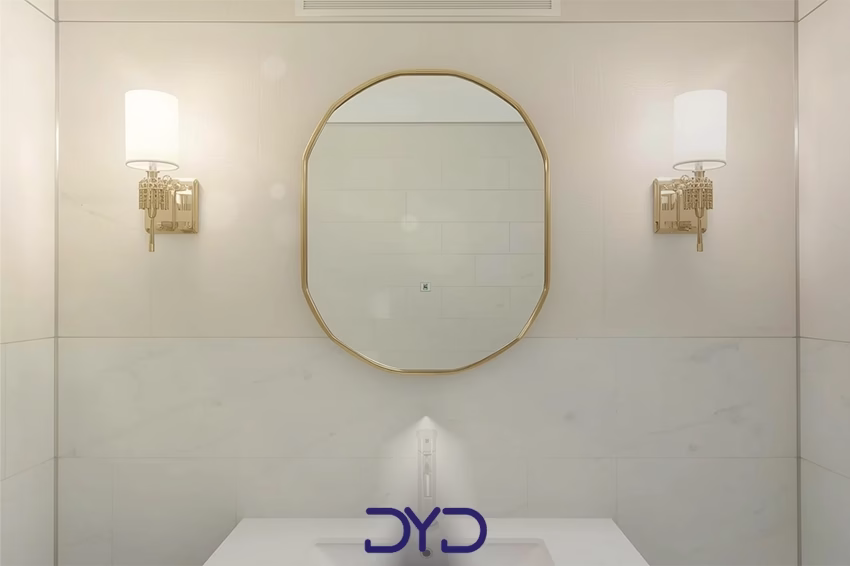 سرویس بهداشتی مدرن با دو لوستر دیواری نصب شده در دو طرف آینه بالای روشویی