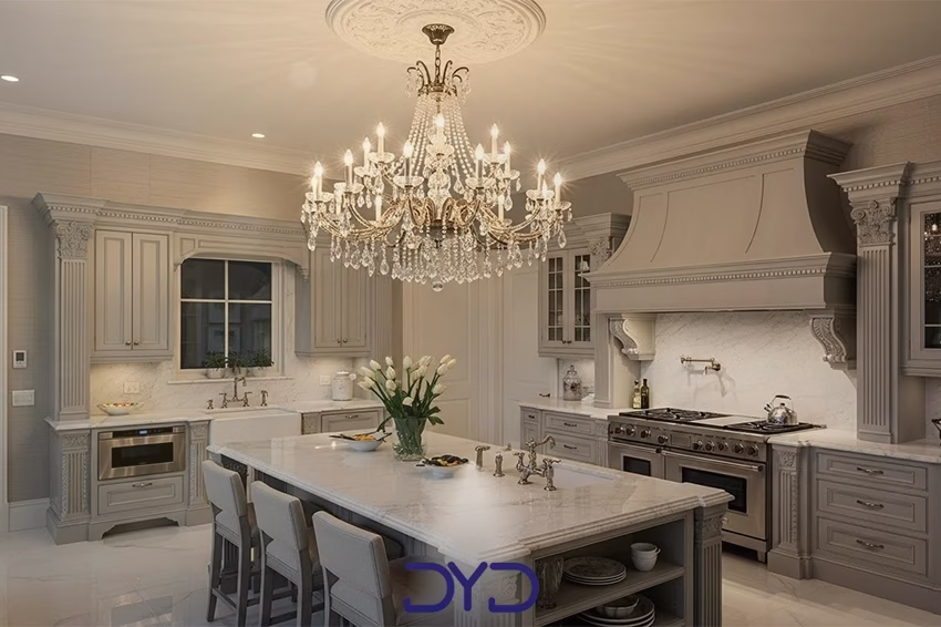 لوستر کریستالی کلاسیک در آشپزخانه با سقف بلند