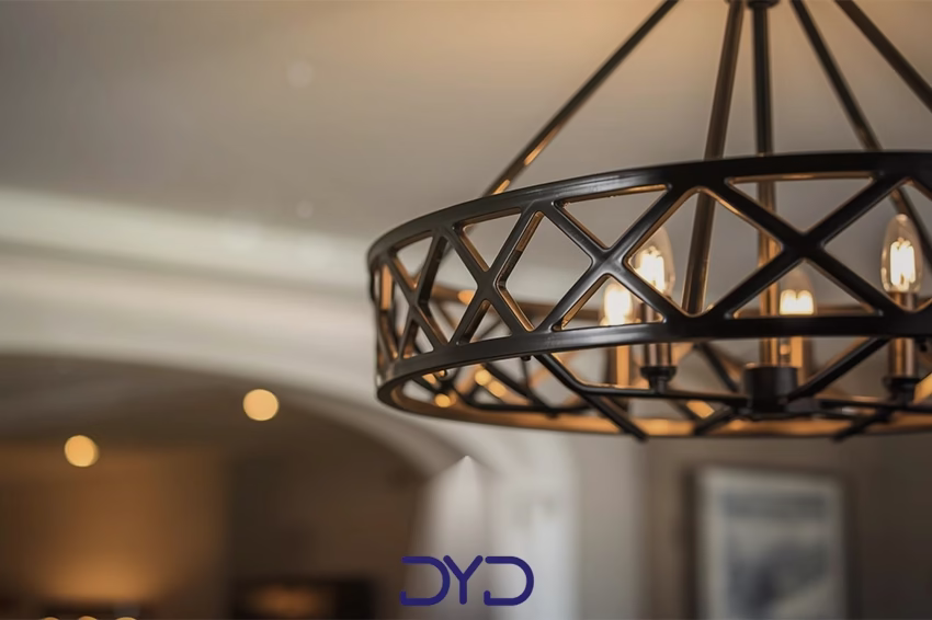 نمایی نزدیک از یک لوستر فلزی مدرن مشکی