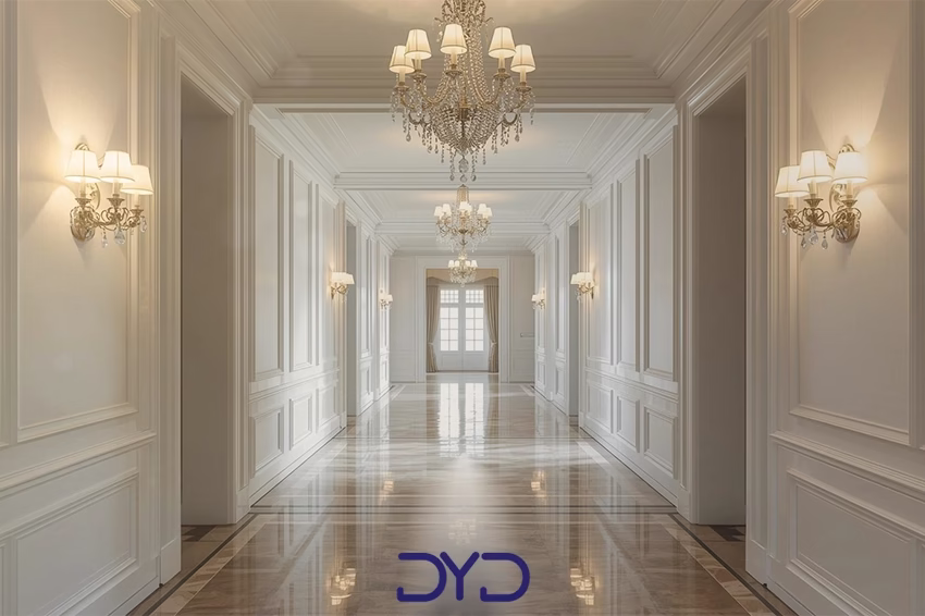 یک راهروی شیک و روشن با چند لوستر دیواری نصب شده در امتداد دیوارها