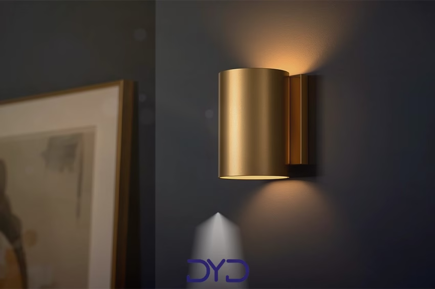 دیوارکوب طلایی مات روی دیوار تیره