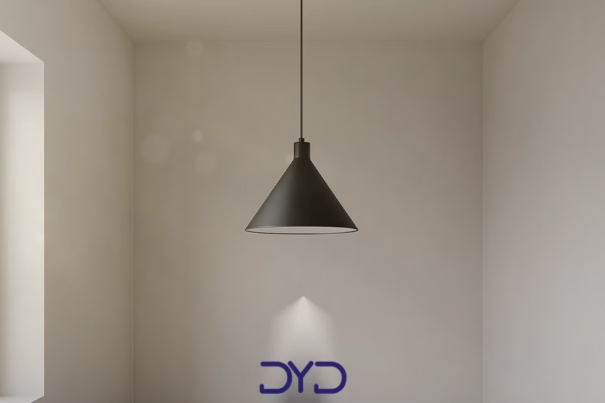 لامپ آویز مینیمال با طراحی هندسی ساده در یک فضای مدرن و خلوت
