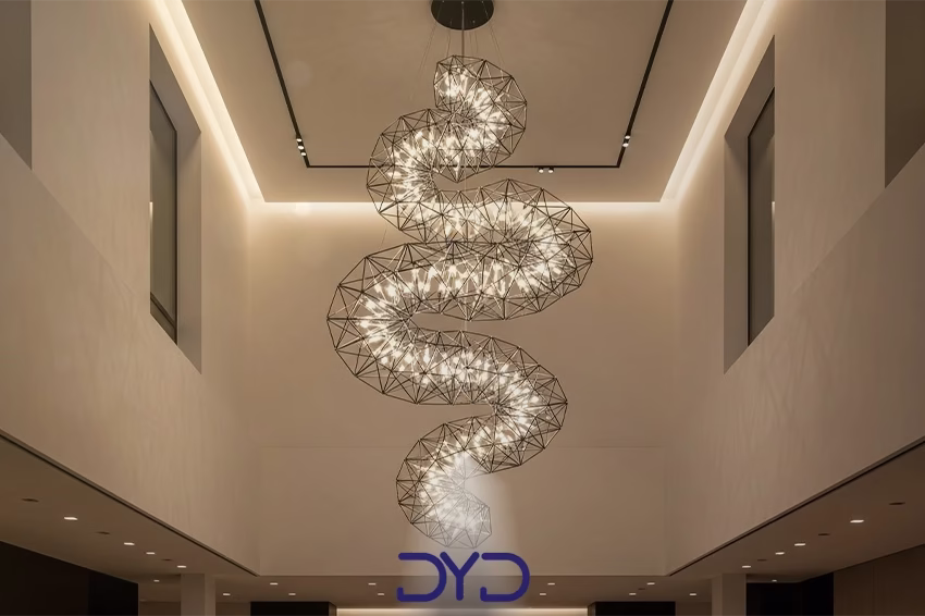 لوستر مجسمه‌ای با طراحی هنری و جسورانه